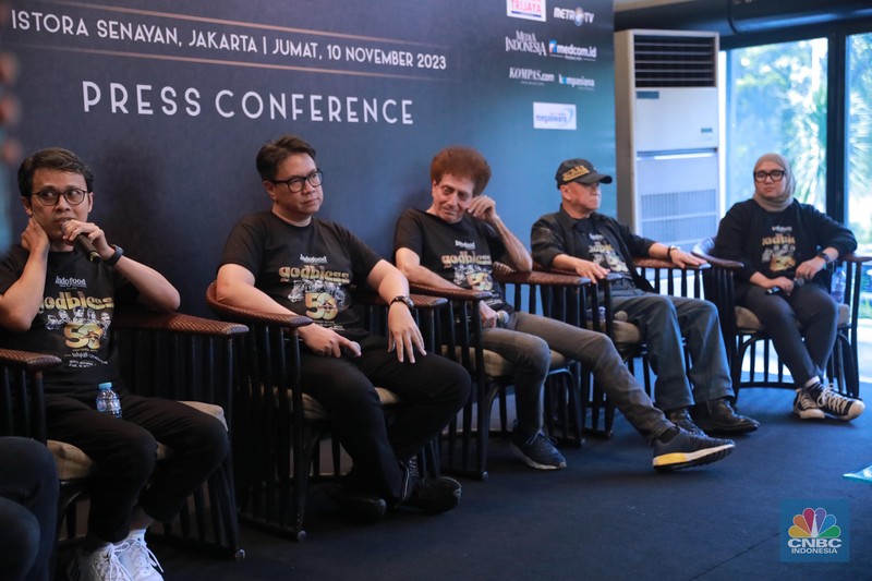 Komposer Tohpati (kiri) saat memberi keterangan pers kepada media di Hotel Atlet Century Senayan, Jakarta, Rabu (25/10/2023). (CNBC Indonesia/Muhammad Sabki). Komposer Tohpati (kiri) saat memberi keterangan pers kepada media di Hotel Atlet Century Senayan, Jakarta, Rabu (25/10/2023). (CNBC Indonesia/Muhammad Sabki).