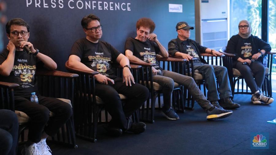Komposer Tohpati (kiri) saat memberi keterangan pers kepada media di Hotel Atlet Century Senayan, Jakarta, Rabu (25/10/2023). (CNBC Indonesia/Muhammad Sabki).