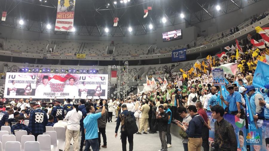 Indonesia Arena GBK dipenuhi pendukung Prabowo-Gibran. (CNBC Indonesia/Rosseno Aji Nugroho)