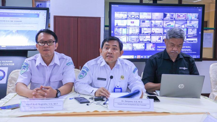 Kepala Pusat Gempa Bumi dan Tsunami Daryono memantau uji peringatan dini tsunami saat Indian Ocean Wave Exercise (IOWave) tahun 2023, Rabu (25/10/2023). (Dok. Humas BMKG)