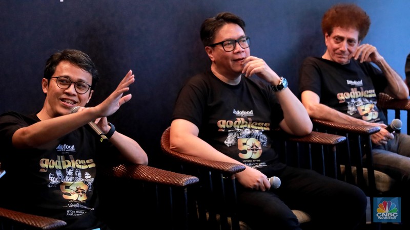 Komposer Tohpati (kiri) saat memberi keterangan pers kepada media di Hotel Atlet Century Senayan, Jakarta, Rabu (25/10/2023). (CNBC Indonesia/Muhammad Sabki). Komposer Tohpati (kiri) saat memberi keterangan pers kepada media di Hotel Atlet Century Senayan, Jakarta, Rabu (25/10/2023). (CNBC Indonesia/Muhammad Sabki).
