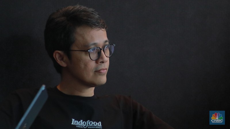 Komposer Tohpati (kiri) saat memberi keterangan pers kepada media di Hotel Atlet Century Senayan, Jakarta, Rabu (25/10/2023). (CNBC Indonesia/Muhammad Sabki). Komposer Tohpati (kiri) saat memberi keterangan pers kepada media di Hotel Atlet Century Senayan, Jakarta, Rabu (25/10/2023). (CNBC Indonesia/Muhammad Sabki).