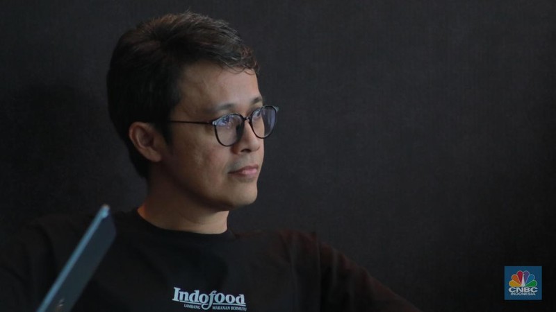 Komposer Tohpati (kiri) saat memberi keterangan pers kepada media di Hotel Atlet Century Senayan, Jakarta, Rabu (25/10/2023). (CNBC Indonesia/Muhammad Sabki).