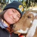 Wanita Ini Sakit & Diceraikan, Kini Bahagia Bersama Kambing
