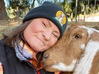 Wanita Ini Sakit & Diceraikan, Kini Bahagia Bersama Kambing