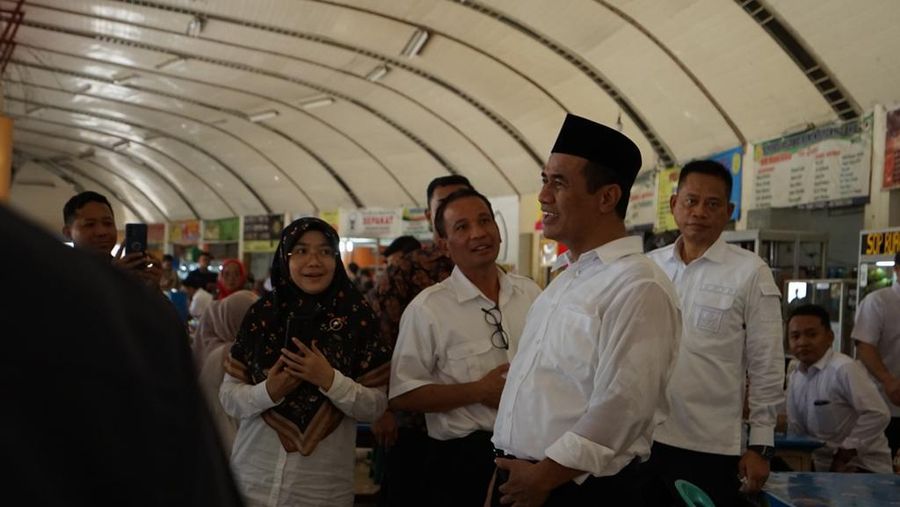 Mentan Amran Sulaiman bersilaturahmi dengan PNS Kementan di Kantin Kementan. (Dok. Kementan)