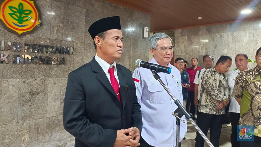 Mentan Amran Sulaiman didampingi Wamentan Harvick saat jumpa pers usai dilantik menggantikan Syahrul Yasin Limpo, Rabu (25/10/2023). (CNBC Indonesia/Martyasari Rizky)