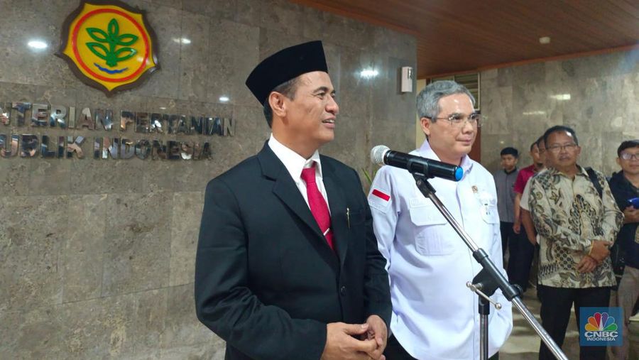 Mentan Amran Sulaiman didampingi Wamentan Harvick saat jumpa pers usai dilantik menggantikan Syahrul Yasin Limpo, Rabu (25/10/2023). (CNBC Indonesia/Martyasari Rizky)