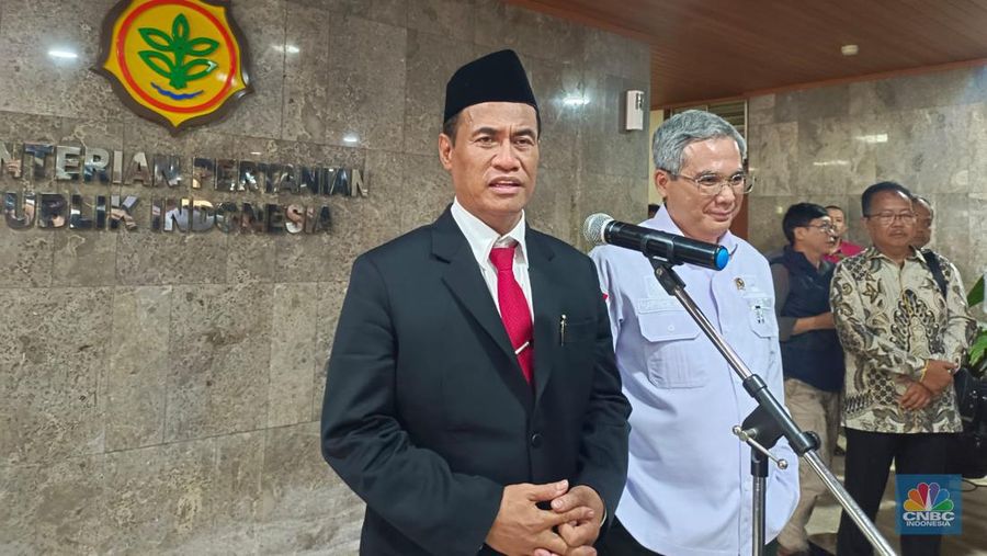 Mentan Amran Sulaiman didampingi Wamentan Harvick saat jumpa pers usai dilantik menggantikan Syahrul Yasin Limpo, Rabu (25/10/2023). (CNBC Indonesia/Martyasari Rizky)