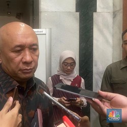 Baju Bekas Impor Masih Merajalela di Pasar Senen, Teten Buka Suara