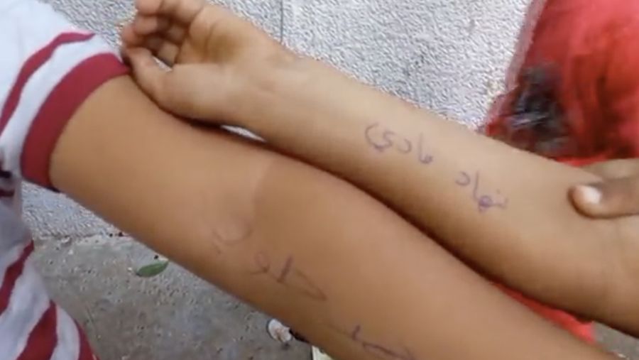 Orang tua di Gaza menuliskan nama anakdi kaki dan tangan anak-anak mereka. Hal ini bertujuan untuk mempermudah identifikasi saat anak meninggal dunia dalam serangan Israel. (Tangkapan Layar Video Reutes)
