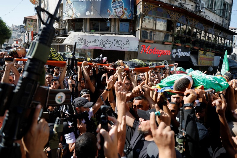 Warga melakukan salat jenazah saat pemakaman seorang pria yang tewas akibat serangan Israel di Khan Younis, Selatan Jalur Gaza, Rabu (25/10/2023). (REUTERS/Ibraheem Abu Mustafa)