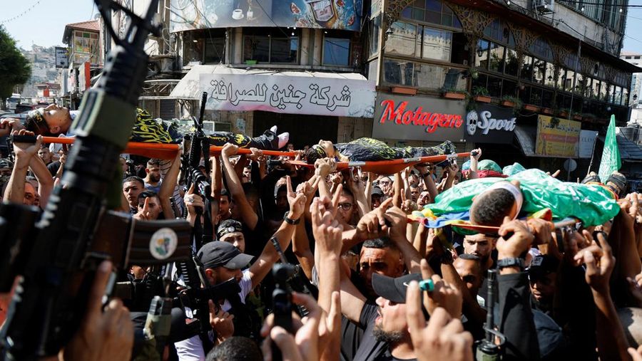 Para pelayat membawa jenaza korban seangan Israel di Kamp Pengungsian Janin, Tepi Barat, Rabu (25/10/2023). (REUTERS/Raneen Sawafta) Para pelayat membawa jenaza korban seangan Israel di Kamp Pengungsian Janin, Tepi Barat, Rabu (25/10/2023). (REUTERS/Raneen Sawafta)