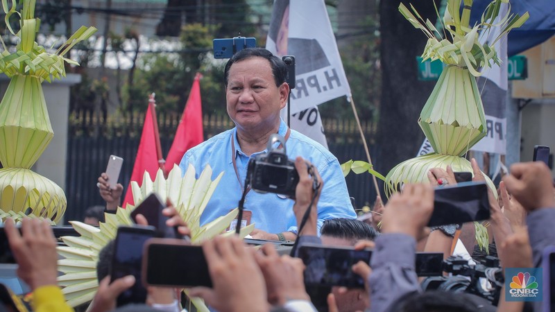 Pasangan bakal capres-cawapres Prabowo Subianto dan Gibran Rakabuming Raka tiba di gedung KPU RI, Jakarta, Rabu (25/10/2023). Pasangan bakal capres-cawapres Prabowo Subianto dan Gibran Rakabuming Raka tiba di gedung KPU RI, Jakarta, Rabu (25/10/2023). (CNBC Indonesia/Faisal Rahman)