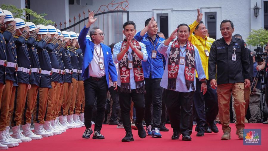 Pasangan bakal capres-cawapres Prabowo Subianto dan Gibran Rakabuming Raka tiba di gedung KPU RI, Jakarta, Rabu (25/10/2023). (CNBC Indonesia/Faisal Rahman)