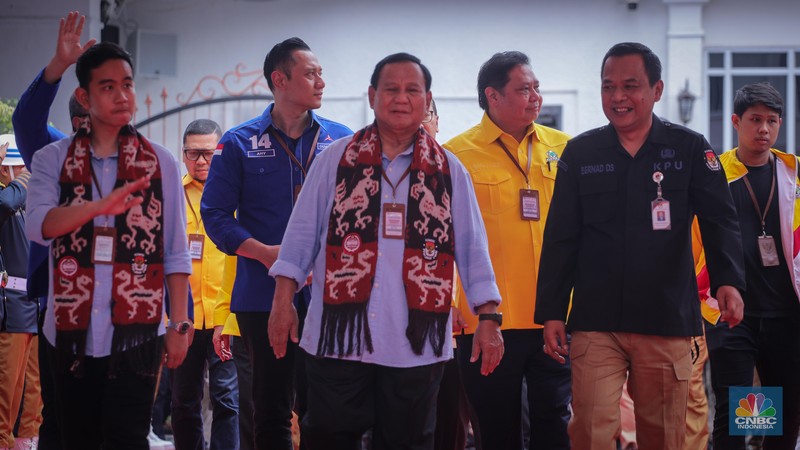 Pasangan bakal capres-cawapres Prabowo Subianto dan Gibran Rakabuming Raka tiba di gedung KPU RI, Jakarta, Rabu (25/10/2023). Pasangan bakal capres-cawapres Prabowo Subianto dan Gibran Rakabuming Raka tiba di gedung KPU RI, Jakarta, Rabu (25/10/2023). (CNBC Indonesia/Faisal Rahman)