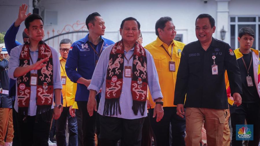 Pasangan bakal capres-cawapres Prabowo Subianto dan Gibran Rakabuming Raka tiba di gedung KPU RI, Jakarta, Rabu (25/10/2023). (CNBC Indonesia/Faisal Rahman)