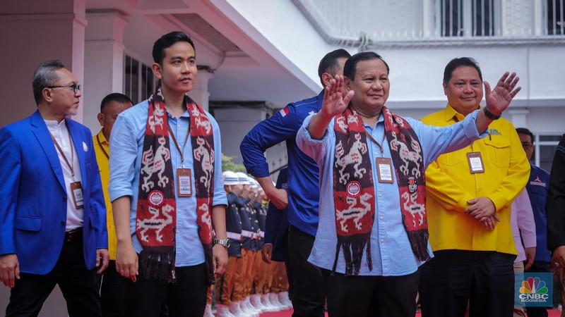 Pasangan bakal capres-cawapres Prabowo Subianto dan Gibran Rakabuming Raka tiba di gedung KPU RI, Jakarta, Rabu (25/10/2023). (CNBC Indonesia/Faisal Rahman)