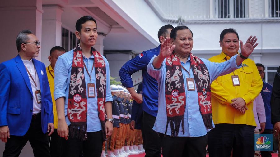 Pasangan bakal capres-cawapres Prabowo Subianto dan Gibran Rakabuming Raka tiba di gedung KPU RI, Jakarta, Rabu (25/10/2023). (CNBC Indonesia/Faisal Rahman)