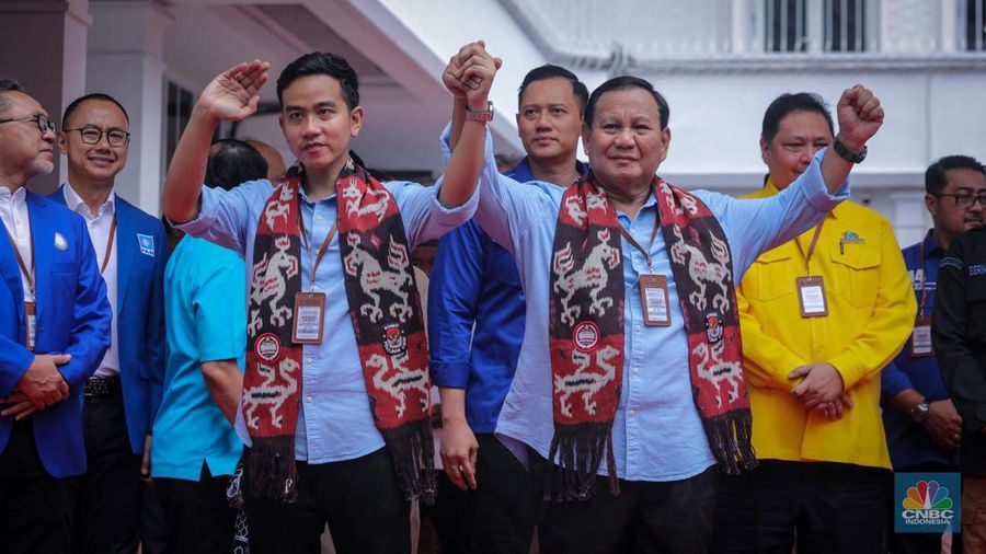Pasangan bakal capres-cawapres Prabowo Subianto dan Gibran Rakabuming Raka tiba di gedung KPU RI, Jakarta, Rabu (25/10/2023). (CNBC Indonesia/Faisal Rahman)