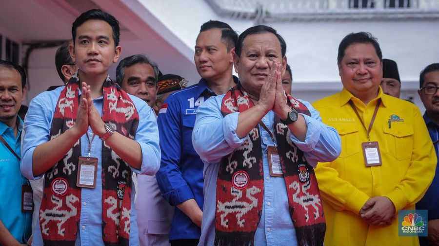 Pasangan bakal capres-cawapres Prabowo Subianto dan Gibran Rakabuming Raka tiba di gedung KPU RI, Jakarta, Rabu (25/10/2023). (CNBC Indonesia/Faisal Rahman)