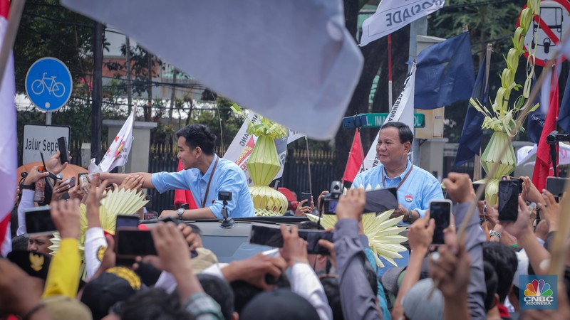 Pasangan bakal capres-cawapres Prabowo Subianto dan Gibran Rakabuming Raka tiba di gedung KPU RI, Jakarta, Rabu (25/10/2023). Pasangan bakal capres-cawapres Prabowo Subianto dan Gibran Rakabuming Raka tiba di gedung KPU RI, Jakarta, Rabu (25/10/2023). (CNBC Indonesia/Faisal Rahman)