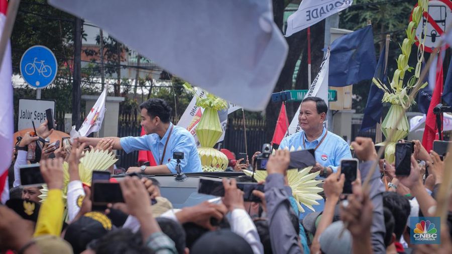Pasangan bakal capres-cawapres Prabowo Subianto dan Gibran Rakabuming Raka tiba di gedung KPU RI, Jakarta, Rabu (25/10/2023). (CNBC Indonesia/Faisal Rahman)