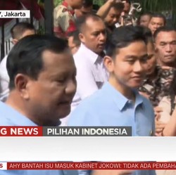 Prabowo Sambut Kedatangan Gibran, Kompak Pakai Kemeja Biru