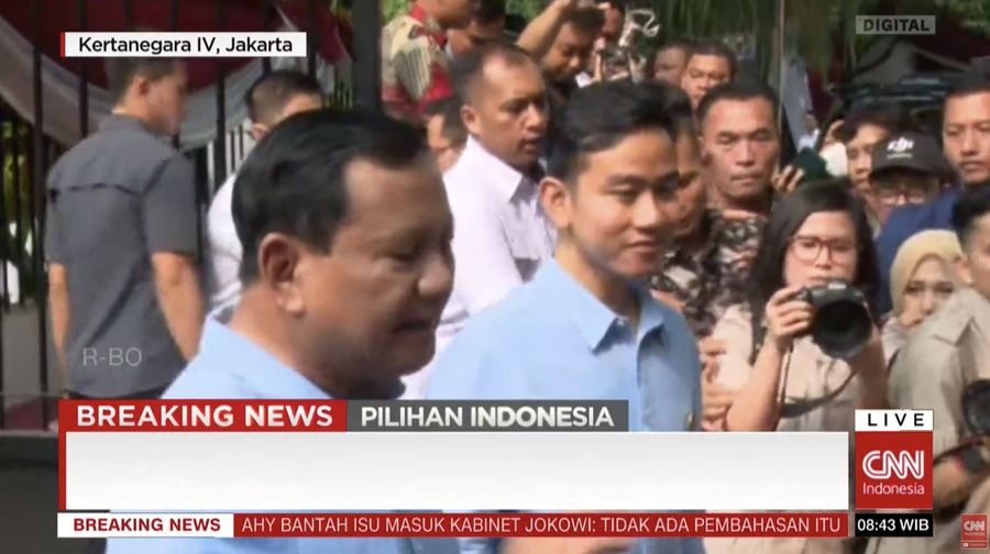 Pasangan calon Prabowo Subianto dan Gibran Rakabuming Raka mengenakan kemeja biru muda jelang mendaftarkan diri ke KPU. (Tangkapan Layar Youtube CNN Indonesia)