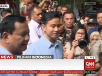 Prabowo Sambut Kedatangan Gibran, Kompak Pakai Kemeja Biru