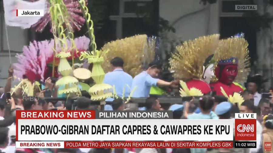 Pasangan calon Prabowo Subianto dan Gibran Rakabuming Raka menuju gedung KPU untuk mendaftarkan di KPU sebagai bakal pasangan calon presiden dan wakil presiden 2024. (Tangkapan Layar Youtube CNN Indonesia)