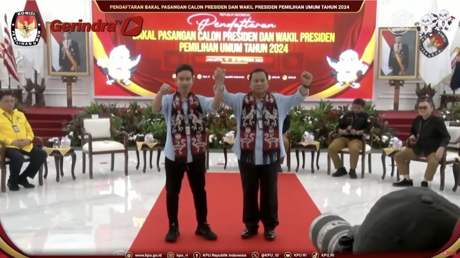 Pasangan calon Prabowo Subianto dan Gibran Rakabuming Raka saat mendaftarkan diri sebagai CAPRES dan CAWAPRES 2024 di Gedung KPU, Jakarta. (Tangkapan Layar Youtube Gerindra TV)