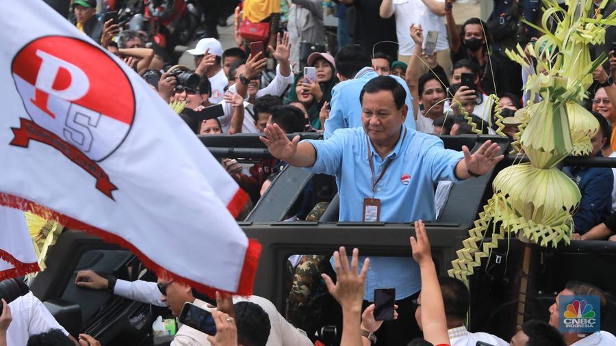 Pasangan calon Prabowo Subianto dan Gibran Rakabuming Raka saat mengikuti kirab budaya arak arakan di kawasan taman Suropati menuju KPU, Jakarta, Rabu (25/10/2023). (CNBC Indonesia/Muhammad Sabki)