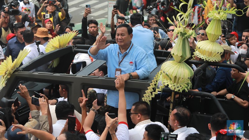 Pasangan calon Prabowo Subianto dan Gibran Rakabuming Raka saat mengikuti kirab budaya arak arakan di kawasan taman Suropati menuju KPU, Jakarta, Rabu (25/10/2023). Pasangan calon Prabowo Subianto dan Gibran Rakabuming Raka saat mengikuti kirab budaya arak arakan di kawasan taman Suropati menuju KPU, Jakarta, Rabu (25/10/2023). (CNBC Indonesia/Muhammad Sabki)