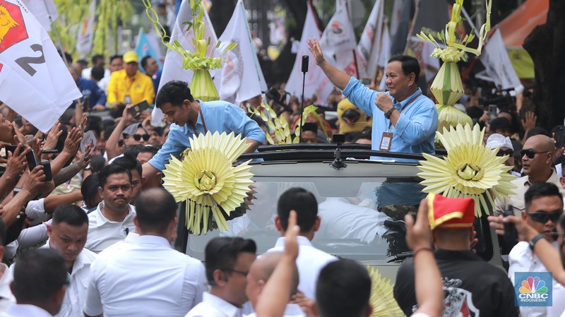 Pasangan calon Prabowo Subianto dan Gibran Rakabuming Raka saat mengikuti kirab budaya arak arakan di kawasan taman Suropati menuju KPU, Jakarta, Rabu (25/10/2023). Pasangan calon Prabowo Subianto dan Gibran Rakabuming Raka saat mengikuti kirab budaya arak arakan di kawasan taman Suropati menuju KPU, Jakarta, Rabu (25/10/2023). (CNBC Indonesia/Muhammad Sabki)