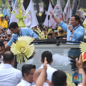 Penampakan Prabowo-Gibran Diarak ke KPU Naik Maung