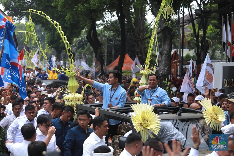Drumben, pasukan pengibar bendera hingga kirab budaya saat mengawal bakal pasangan capres dan cawapres Prabowo-Gibran di Kawasan Taman Suropati, Jakarta, Rabu, (25/10/2023). (CNBC Indonesia/Muhammad Sabki)