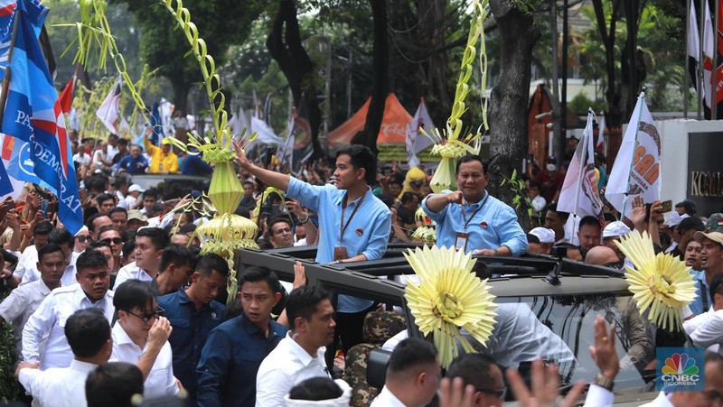 Pasangan calon Prabowo Subianto dan Gibran Rakabuming Raka saat mengikuti kirab budaya arak arakan di kawasan taman Suropati menuju KPU, Jakarta, Rabu (25/10/2023). (CNBC Indonesia/Muhammad Sabki)