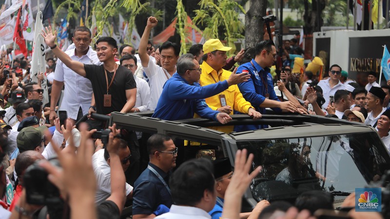 Pasangan calon Prabowo Subianto dan Gibran Rakabuming Raka saat mengikuti kirab budaya arak arakan di kawasan taman Suropati menuju KPU, Jakarta, Rabu (25/10/2023). (CNBC Indonesia/Muhammad Sabki)
