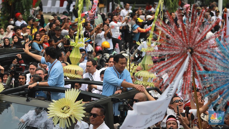 Drumben, pasukan pengibar bendera hingga kirab budaya saat mengawal bakal pasangan capres dan cawapres Prabowo-Gibran di Kawasan Taman Suropati, Jakarta, Rabu, (25/10/2023). Drumben, pasukan pengibar bendera hingga kirab budaya saat mengawal bakal pasangan capres dan cawapres Prabowo-Gibran di Kawasan Taman Suropati, Jakarta, Rabu, (25/10/2023). (CNBC Indonesia/Muhammad Sabki)
