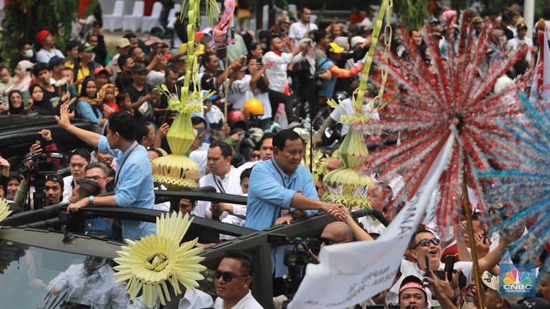 Drumben, pasukan pengibar bendera hingga kirab budaya saat mengawal bakal pasangan capres dan cawapres Prabowo-Gibran di Kawasan Taman Suropati, Jakarta, Rabu, (25/10/2023). (CNBC Indonesia/Muhammad Sabki)