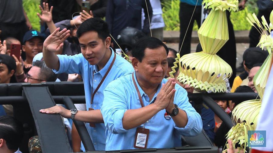 Pasangan calon Prabowo Subianto dan Gibran Rakabuming Raka saat mengikuti kirab budaya arak arakan di kawasan taman Suropati menuju KPU, Jakarta, Rabu (25/10/2023). (CNBC Indonesia/Muhammad Sabki)