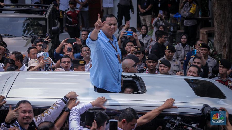 Bakal calon presiden Prabowo Subianto usai melakukan pendaftaran capres-cawapres di gedung KPU RI, Jakarta, Rabu (25/10/2023). (CNBC Indonesia/Faisal Rahman)
