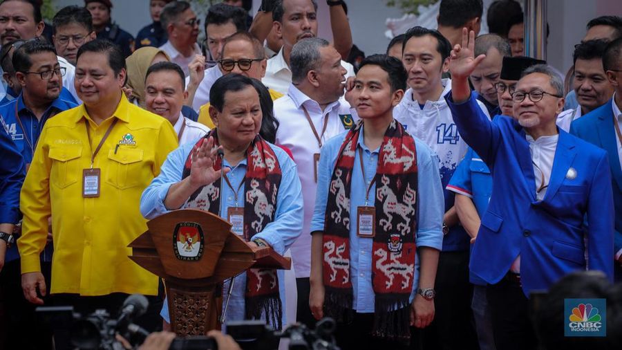 Pasangan Prabowo Subianto dan Gibran Rakabuming Raka meberikan keterangan usai melakukan pendaftaran capres-cawapres di gedung KPU RI, Jakarta, Rabu (25/10/2023). (CNBC Indonesia/Faisal Rahman)