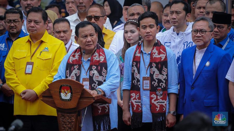 Pasangan Prabowo Subianto dan Gibran Rakabuming Raka meberikan keterangan usai melakukan pendaftaran capres-cawapres di gedung KPU RI, Jakarta, Rabu (25/10/2023). (CNBC Indonesia/Faisal Rahman)