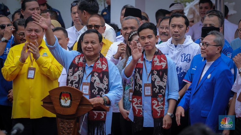 Pasangan Prabowo Subianto dan Gibran Rakabuming Raka saat melakukan pendaftaran capres-cawapres di gedung KPU RI, Jakarta, Rabu (25/10/2023). (REUTERS/Willy Kurniawan)