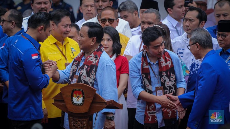 Pasangan calon Prabowo Subianto dan Gibran Rakabuming Raka saat mengikuti kirab budaya arak arakan di kawasan taman Suropati menuju KPU, Jakarta, Rabu (25/10/2023). (CNBC Indonesia/Muhammad Sabki)