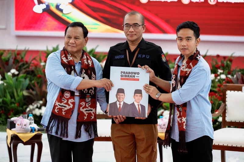 Pasangan Prabowo Subianto dan Gibran Rakabuming Raka saat melakukan pendaftaran capres-cawapres di gedung KPU RI, Jakarta, Rabu (25/10/2023). (REUTERS/Willy Kurniawan) Pasangan Prabowo Subianto dan Gibran Rakabuming Raka saat melakukan pendaftaran capres-cawapres di gedung KPU RI, Jakarta, Rabu (25/10/2023). (REUTERS/Willy Kurniawan)