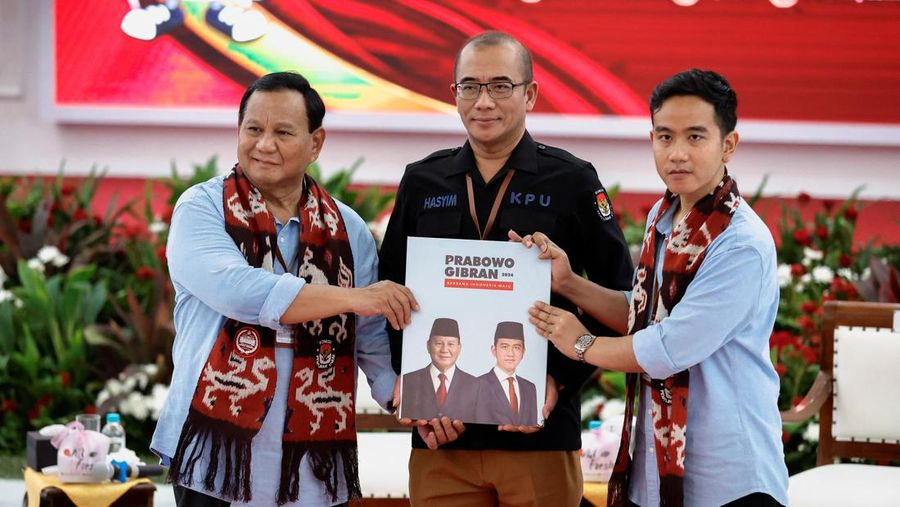Pasangan Prabowo Subianto dan Gibran Rakabuming Raka saat melakukan pendaftaran capres-cawapres di gedung KPU RI, Jakarta, Rabu (25/10/2023). (REUTERS/Willy Kurniawan)