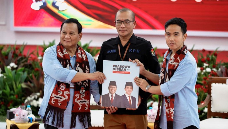 Pasangan Prabowo Subianto dan Gibran Rakabuming Raka saat melakukan pendaftaran capres-cawapres di gedung KPU RI, Jakarta, Rabu (25/10/2023). (REUTERS/Willy Kurniawan)
